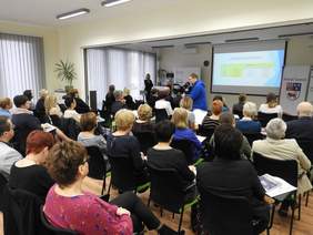 Pokaż zdjęcie: Wystąpienie Edyty Michalak, dyrektor Powiatowego Centrum Pomocy Rodzinie w Turku podczas konferencji pt. „Bez barier – osoba z niepełnosprawnością w przestrzeni publicznej” 