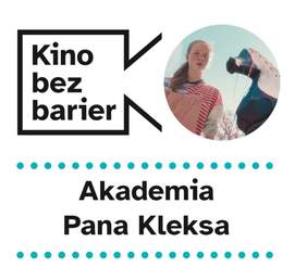Pokaż zdjęcie: Logo „Kina bez barier” oraz kadr z filmu „Akademia Pana Kleksa” przedstawiający dziewczynkę ubraną w pasiasty sweter i różowe ogrodniczki. W tle widoczna jest ogromna figura konia szachowego, a na dole tytuł filmu.