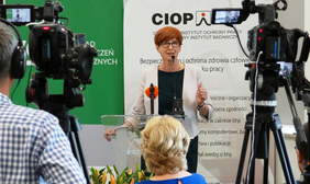 Pokaż zdjęcie: Elżbieta Rafalska, minister rodziny, pracy i polityki społecznej, otwiera konferencję