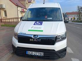 Pokaż zdjęcie: Przód autobusu na masce logo PFRON i znak osoby na wózku inwalidzkim