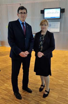 Pokaż zdjęcie: Uśmiechnięci kobieta i mężczyzna, w tle na ekranie widoczny napis Salamandra