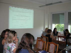 Pokaż zdjęcie: Przedstawiciele świętokrzyskich organizacji pozarządowych – na pierwszym planie znajdują się uczestnicy spotkania, w tle wyświetlona jest prezentacja multimedialna