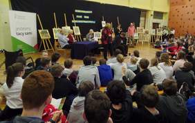 Pokaż zdjęcie: Spotkanie uczniów Szkoły Podstawowej z Oddziałami Integracyjnymi nr 12 w Krakowie z artystą Stanisławem Kmiecikiem