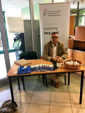 Pracownik PFRON - Piotr Kopyciński - w punkcie konsultacyjnym