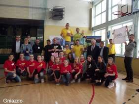 Pokaż zdjęcie: Zwycięzcy Turnieju oraz zaproszeni goście