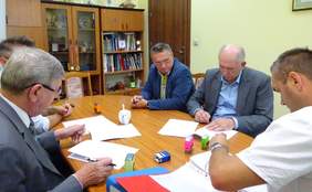 Pokaż zdjęcie: podpisanie umowy z powiatem Zgierskim: na zdjęciu Bogdan Jarota Starosta Zgierski i Krzysztof Kozanecki- Wicestarosta Zgierski oraz przedstawiciele Funduszu Władysław Skwarka, Jarosław Madaj, Przemysław Suligorski