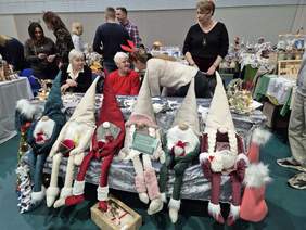 Stoisko ze świątecznymi wyrobami rękodzielniczymi - na pierwszym planie siedzą piękne, kolorowe krasnoludy