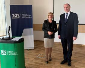 Pokaż zdjęcie: Marta Mordarska - dyrektor Oddziału Małopolskiego PFRON oraz Krzysztof Saczka - dyrektor Oddziału ZUS w Nowym Sączu