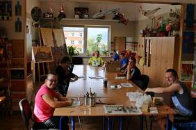 Pokaż zdjęcie: Podopieczni ŚDS w pracowni w Krynicy-Zdroju