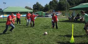 Pokaż zdjęcie: Uczestnicy integracyjnego Pikniku w Wieliczce-aktywności sportowe