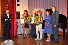 Pokaż zdjęcie: W kategorii Zakłady Pracy Chronionej Lodołamacze odbierają Prezes Zarządu "Tuchmet" Spółdzielni Branży Metalowej Pani Małgorzata Stawicka oraz za trzecie miejsce Dyrektor ZAZ w Tucholi Pani Lucyna Karnowska