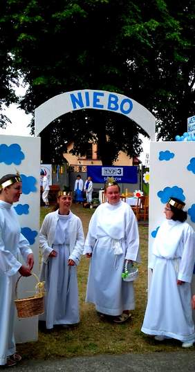 Pokaż zdjęcie: Brama z napisem niebo
