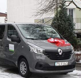 Pokaż zdjęcie: Przekazanie busa dofinansowanego ze środków PFRON dla Domu Pomocy Społecznej w Koninie