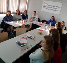 Pokaż zdjęcie: Studenci Politechniki Poznańskiej podczas zajęć prowadzonych w Oddziale Wielkopolskim PFRON
