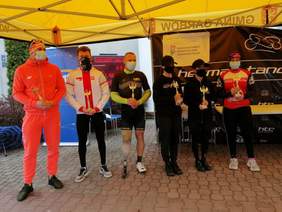 Pokaż zdjęcie: Trzech mężczyzn i trzy kobiety trzymają w rękach nagrody - statuetki w tle baner z logo PFRON,fot.Lublin 112 