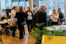 Pokaż zdjęcie: Konsultacje po spotkaniu z pracownikiem Oddziału