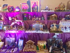 Pokaż zdjęcie: W rzędach ustawione są szopki bożonarodzeniowe i ozdoby świąteczne. Są kolorowe i pięknie wykonane. 