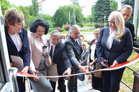 Pokaż zdjęcie: Uroczyste przecięcie wstęgi