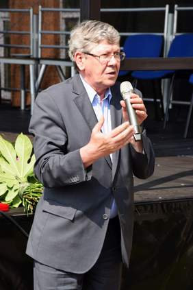 Pokaż zdjęcie: Władysław Skwarka - Dyrektor Oddziału Łodzkiego PFRON składa gratulacja i wyrazy uznania