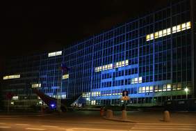 Pokaż zdjęcie: Świętokrzyski Urząd Wojewódzki zaświecił niebieską iluminację