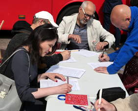 Pokaż zdjęcie: Prezes Dorota Habich wypełnia dokumenty przed mobilnym punktem pobrań
