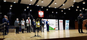 Pokaż zdjęcie: nagroda dla Tomasza Łukawskiego Prezesa Stowarzyszenia Przyjaciół DPS  w Gnojnie