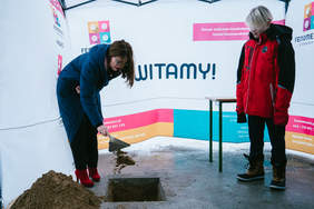 Pokaż zdjęcie: Kobieta wmurowująca kamień pod budowę nowej szkoły