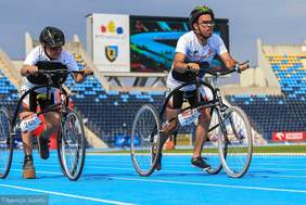 Pokaż zdjęcie: Dwóch mężczyzn, na trójkołowych rowerach