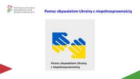 Slajd z prezentacji z logo i w kolorach PFRON: dwie dłonie w kolorach narodowych Ukrainy, bliskie uścisku i napis "Pomoc obywatelom Ukrainy z niepełnosprawnością"