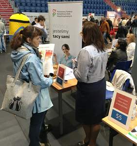 Stoisko PFRON - pracownik Kujawsko-Pomorskiego Oddziału - Anna Pokorniecka - udziela porad