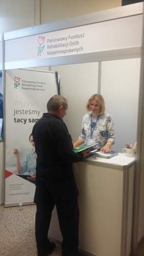 Pokaż zdjęcie: Targi Pracy na Akademii Górniczo-Hutniczej w Krakowie- stoisko Oddziału Małopolskiego PFRON