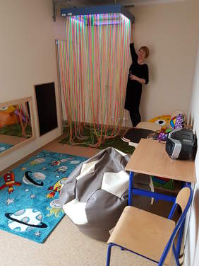 Asystent koordynatora projektu Hanna Dąbrowska prezentuje sprzęt zakupiony ze środków PFRON