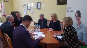 Pokaż zdjęcie: podpisanie umowy pn. Stabilne Zatrudnienie: przedstawicele PFRON: Władysław Skwarka, Jarosław Madaj, Małgorzata Marciniak