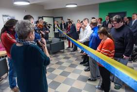 Pokaż zdjęcie: Uroczyste przecięcie wstęgi