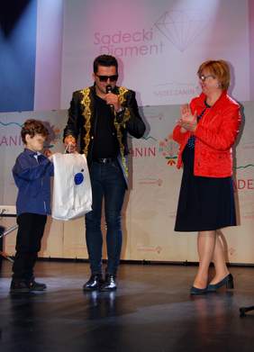 Pokaż zdjęcie: Olaf Bielak, piosenkarz Wacław „Kordian” Cieślik oraz dyrektor Marta Mordarska