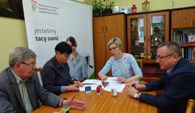 Pokaż zdjęcie: podpisanie umowy: na zdjęciu Starosta Powiatu Kutnowskiego Krzysztof Debich oraz Członek Zarządu Edyta Ledzion; Władysław Skwarka Dyrektor Oddziału Łódzkiego oraz Maja Zalasa - Specjalista