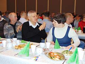 Pokaż zdjęcie: Spotkanie wigilijne w Stowarzyszeniu Na Rzecz Osób Niepełnosprawnych „Promyk”