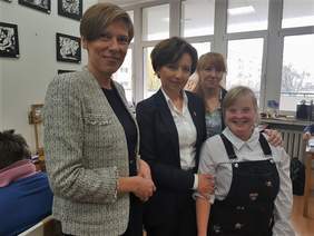 Pokaż zdjęcie: Minister Marlena Maląg z wizytą w Warsztacie Terapii Zajęciowej „Krzemień” w Poznaniu
