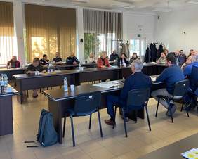 Pokaż zdjęcie: Zdjęcie sali konferencyjnej podczas wykładu jednego z prelegentów