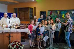 Pokaż zdjęcie: Występ scholi podczas Mszy św.