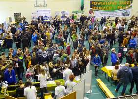 Tłum zwiedzających Powiatowe Targi Edukacji i Pracy