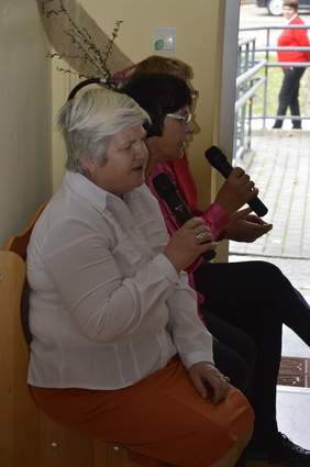 Pokaż zdjęcie: Występy wokalne podczas Pikniku Integracyjnego