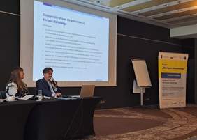 Pokaż zdjęcie: Eksperci zakresu dostępności cyfrowej Karolina Paluszek i Adrian Stelmaszyk w trakcie prezentacji. 