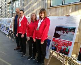 Pokaż zdjęcie: Pan Bogusław Brodziak,  pan Adrian Babiec,  Pani Aleksandra Klisz i pani Joanna Bek