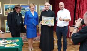 Pokaż zdjęcie: Przekazanie namalowanej przez artystę pracy Proboszczowi Parafii - ks. Czesławowi Paszyńskiemu 