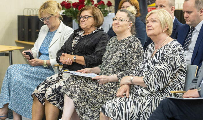 Zdjęcie czterech kobiet, które siedzą w pierwszym rzędzie podczas konferencji, wśród nich - druga od lewej - Dyrektor Kujawsko-Pomorskiego Oddziału PFRON - Aleksandra Gierej