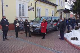 Pokaż zdjęcie: Uroczyste przekazanie busa,fot.ŚDS Hrubieszów