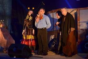 Pokaż zdjęcie: przedstawienie artystyczne uczestników 