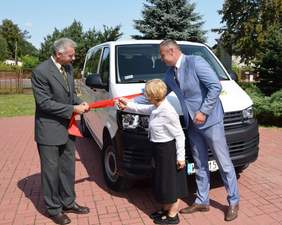 Pokaż zdjęcie: Przecięcie czerwonej wstęgi na samochodzie