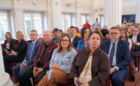 Pokaż zdjęcie: W pierwszym rzędzie siedzą zaproszeni goście, kapituła konkursu.